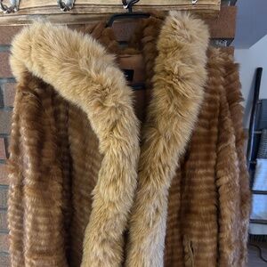 Vera Pelliccias fur coat with hood - fox